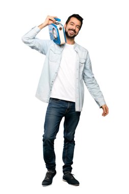 Bir radyo tutan sakallı yakışıklı adam