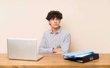 Laptop portresi olan genç bir öğrenci.