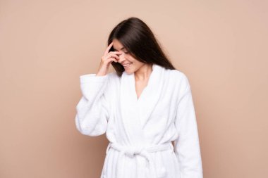 Bornozlu genç bir kız izole bir geçmişle gülüyor.