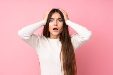 Soyutlanmış pembe bir geçmişi olan genç bir kadın. Şaşırtıcı bir yüz ifadesi.