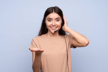 Tecrit edilmiş mavi geçmişi olan genç bir kadın kulaklıkla çalışıyor.