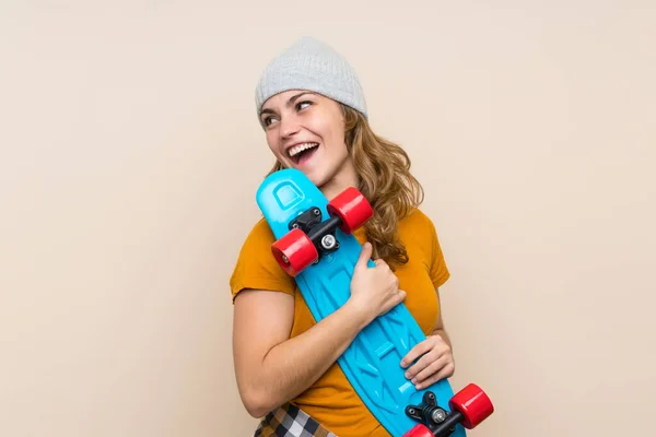 Joven Skater Rubia Chica Sobre Aislado Fondo —  Fotos de Stock