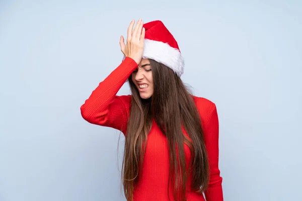 Zole Edilmiş Mavi Arkaplan Üzerinde Noel Şapkası Olan Kızın Kafası — Stok fotoğraf