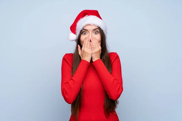 Chica Con Sombrero Navidad Sobre Fondo Azul Aislado Con Expresión — Foto de Stock