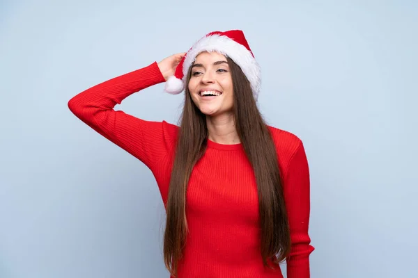Zole Edilmiş Mavi Arka Planda Noel Şapkalı Kız Gülüyor — Stok fotoğraf