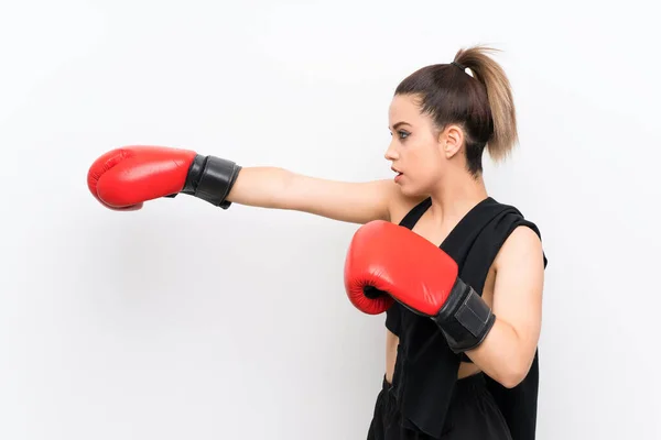 Mladá Sportovní Žena Bílé Stěně Boxerskými Rukavicemi — Stock fotografie