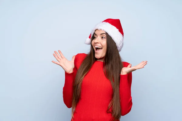 Ragazza Con Cappello Natale Sfondo Blu Isolato Con Espressione Facciale — Foto Stock