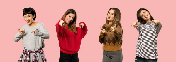 Zole Edilmiş Pembe Arka Plan Üzerindeki Kadınlar Gülümserken Seni Işaret — Stok fotoğraf