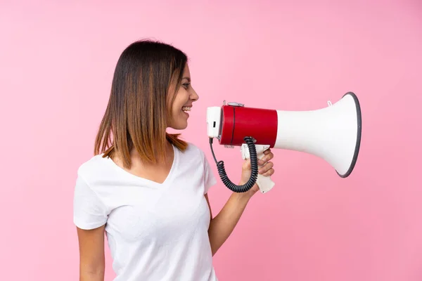 Jonge Vrouw Geïsoleerde Roze Achtergrond Schreeuwen Door Een Megafoon — Stockfoto