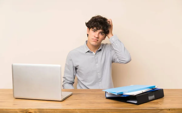 Jovem Estudante Com Laptop Com Uma Expressão Frustração Não Compreensão — Fotografia de Stock