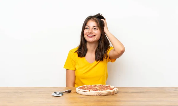 Kaukaski Dziewczyna Pizzy Śmiechu — Zdjęcie stockowe