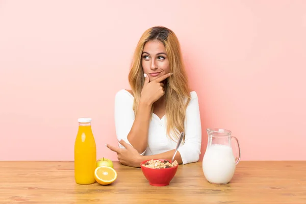Junge Blonde Frau Beim Frühstücksmilch Denken Eine Idee — Stockfoto