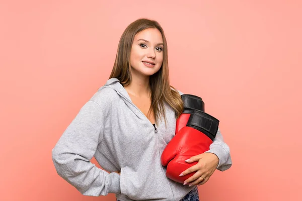 Tonåring Sport Flicka Med Boxningshandskar Över Isolerad Rosa Bakgrund — Stockfoto