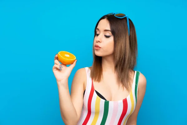 Mujer Joven Vacaciones Verano Sobre Fondo Azul Sosteniendo Una Naranja —  Fotos de Stock