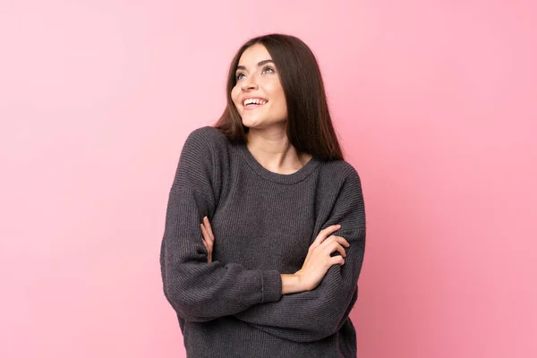 Mujer Joven Sobre Fondo Rosa Aislado Mirando Hacia Arriba Mientras — Foto de Stock