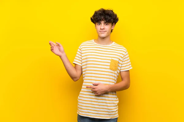 Young Man Isolated Yellow Wall Pointing Finger Side — Stock Photo, Image