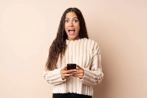 Mujer Joven Sobre Fondo Aislado Sorprendido Enviando Mensaje —  Fotos de Stock