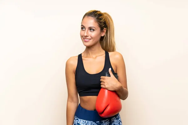 Mujer Deportiva Joven Con Guantes Boxeo Sobre Fondo Aislado —  Fotos de Stock