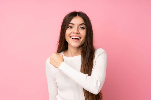 Mujer Joven Sobre Fondo Rosa Aislado Celebrando Una Victoria —  Fotos de Stock