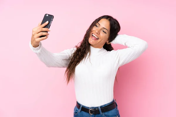 Mujer Joven Sobre Fondo Rosa Aislado Haciendo Una Selfie —  Fotos de Stock