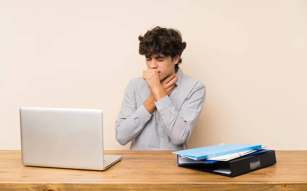 Jovem Estudante Com Laptop Está Sofrendo Com Tosse Sentindo Mal — Fotografia de Stock