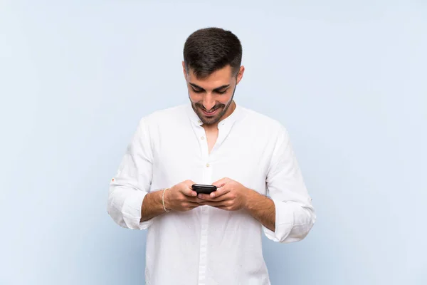 Hombre Guapo Con Barba Sobre Fondo Azul Aislado Enviando Mensaje — Foto de Stock