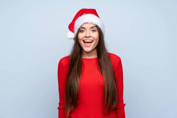 Ragazza Con Cappello Natale Sfondo Blu Isolato Con Espressione Facciale — Foto Stock