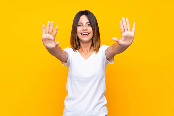 Izole Sarı Arka Plan Üzerinde Genç Kadın Parmakları Ile Sayma — Stok fotoğraf