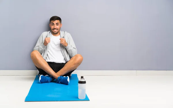 Deportivo Sentado Piso Celebrando Una Victoria — Foto de Stock