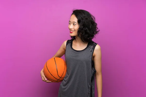 Jovem Mulher Asiática Jogando Basquete Sobre Fundo Roxo Isolado — Fotografia de Stock