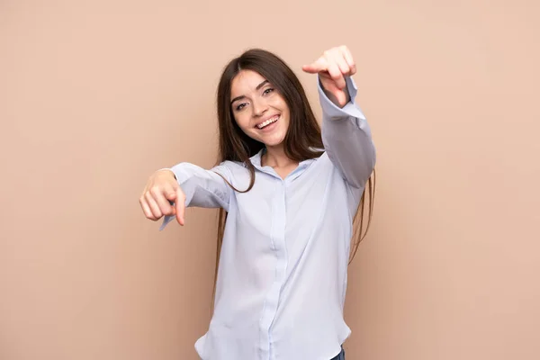 Jovem Mulher Sobre Fundo Isolado Aponta Dedo Para Você Enquanto — Fotografia de Stock