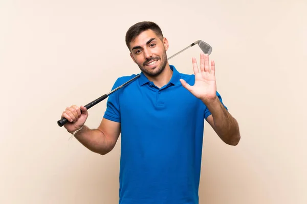 Ung Stilig Golfare Man Över Isolerad Bakgrund Hälsning Med Handen — Stockfoto