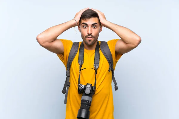 Ung Fotograf Man Med Överraskning Ansiktsuttryck — Stockfoto