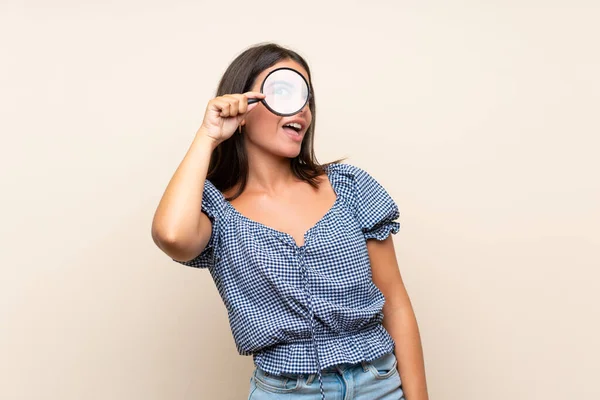 Menina Sobre Fundo Isolado Segurando Uma Lupa — Fotografia de Stock