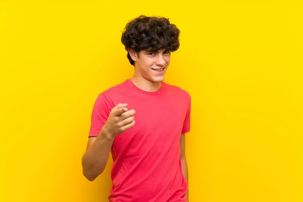 Fiatal Férfi Több Mint Elszigetelt Sárga Fali Pontok Ujját Meg — Stock Fotó