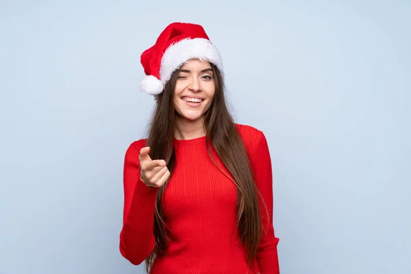 Ragazza Con Cappello Natale Sopra Isolato Sfondo Blu Punti Dito — Foto Stock