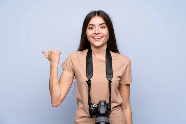 Jeune Femme Sur Fond Bleu Isolé Avec Une Caméra Professionnelle — Photo