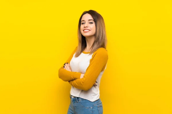 Pretty Young Woman Isolated Yellow Wall Arms Crossed Looking Forward — Stock Photo, Image