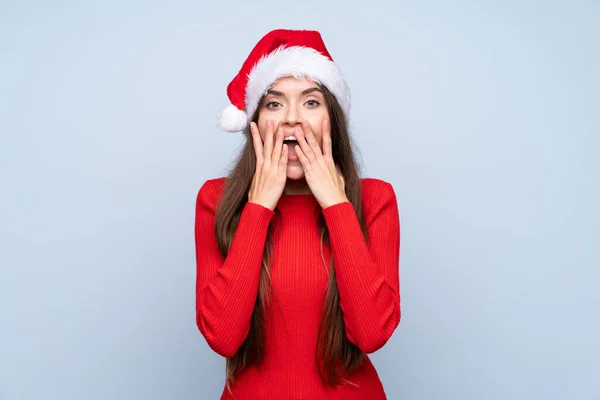 Menina Com Chapéu Natal Sobre Fundo Azul Isolado Com Expressão — Fotografia de Stock