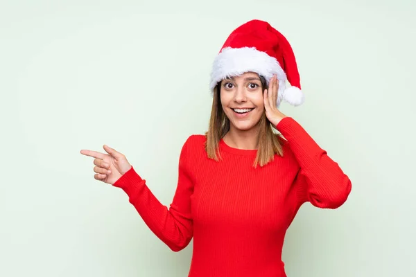 Zole Edilmiş Yeşil Arka Planda Noel Şapkalı Kız — Stok fotoğraf