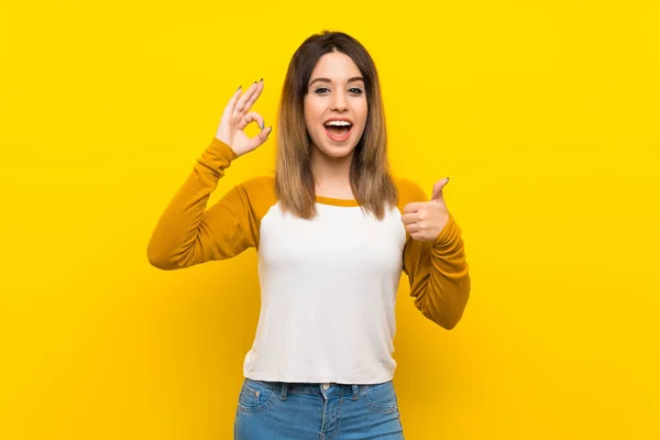 Mujer Joven Bonita Sobre Pared Amarilla Aislada Mostrando Signo Pulgar —  Fotos de Stock