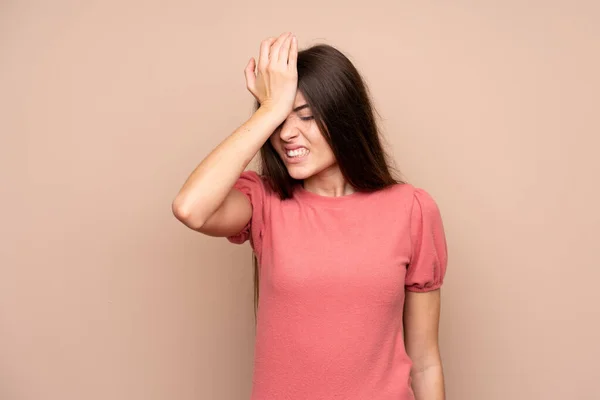 Junge Frau Mit Isoliertem Hintergrund Hat Zweifel Mit Verwirrtem Gesichtsausdruck — Stockfoto