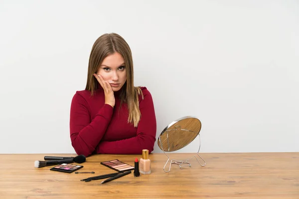 Teenager Mädchen Mit Make Palette Und Kosmetik Einem Tisch Unglücklich — Stockfoto