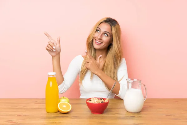 Junge Blonde Frau Mit Frühstücksmilch Zeigt Mit Dem Zeigefinger Eine — Stockfoto