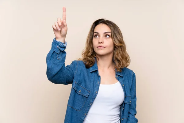 Jong Blond Vrouw Geïsoleerde Achtergrond Aanraken Transparant Scherm — Stockfoto