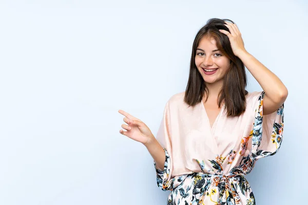 Kaukasisches Mädchen Mit Kimono Über Isoliertem Blauem Hintergrund Überrascht Und — Stockfoto