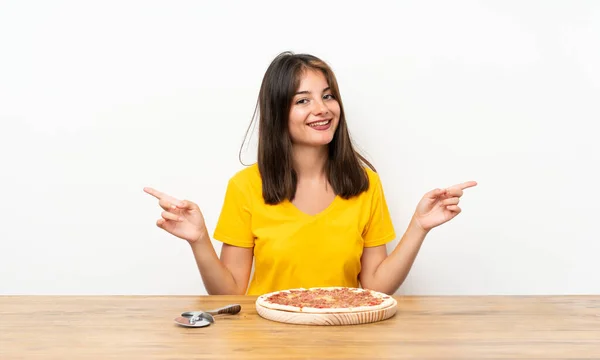 Kaukasische Mädchen Mit Einer Pizza Die Auf Die Quereinsteiger Zeigt — Stockfoto