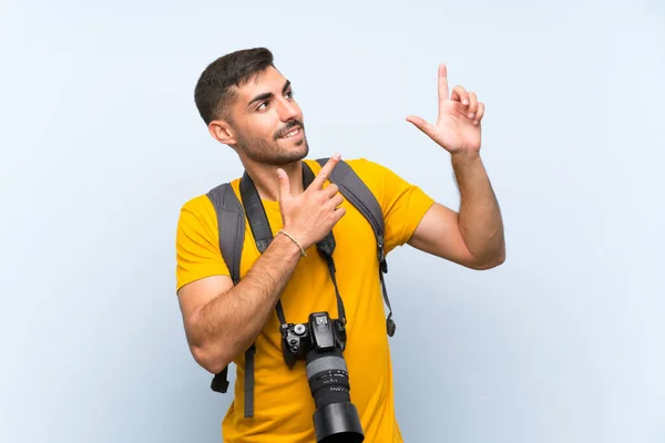 Jeune Photographe Homme Pointant Avec Index Une Excellente Idée — Photo