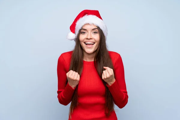 Ragazza Con Cappello Natale Sfondo Blu Isolato Che Celebra Una — Foto Stock