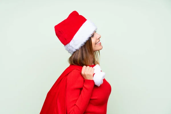 Menina Com Chapéu Natal Sobre Fundo Verde Isolado — Fotografia de Stock